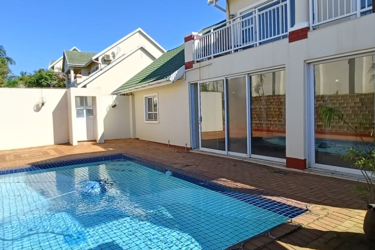 To let in Mount Edgecombe, Luxurious Townhouse Living - Photo 2