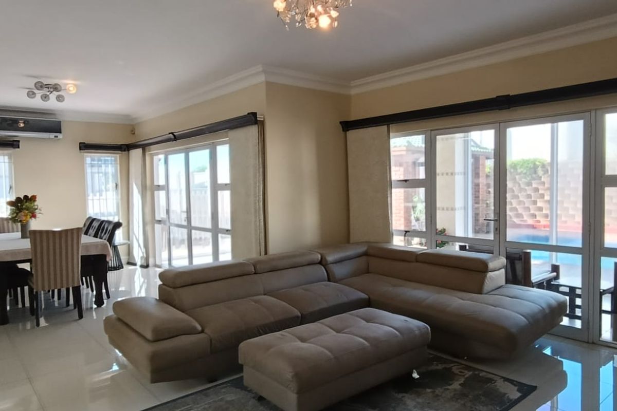 To let in Mount Edgecombe, Luxurious Townhouse Living - Photo 4