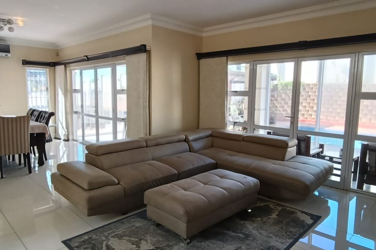 To let in Mount Edgecombe, Luxurious Townhouse Living - Photo 3