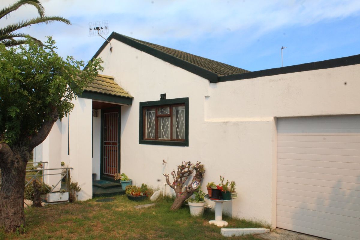 Spacious Three Bedroom Home on Large Erf with Expansion Potential in Forest Glade - Photo 2
