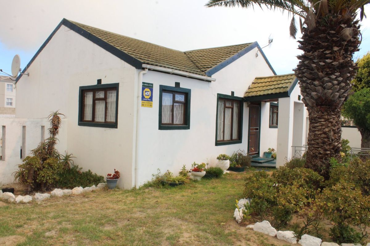 Spacious Three Bedroom Home on Large Erf with Expansion Potential in Forest Glade - Photo 3