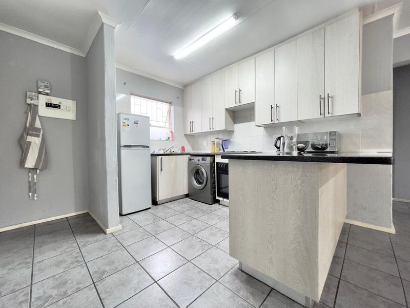 2 Bedroom 1 Bathroom House for Sale  - Photo 4