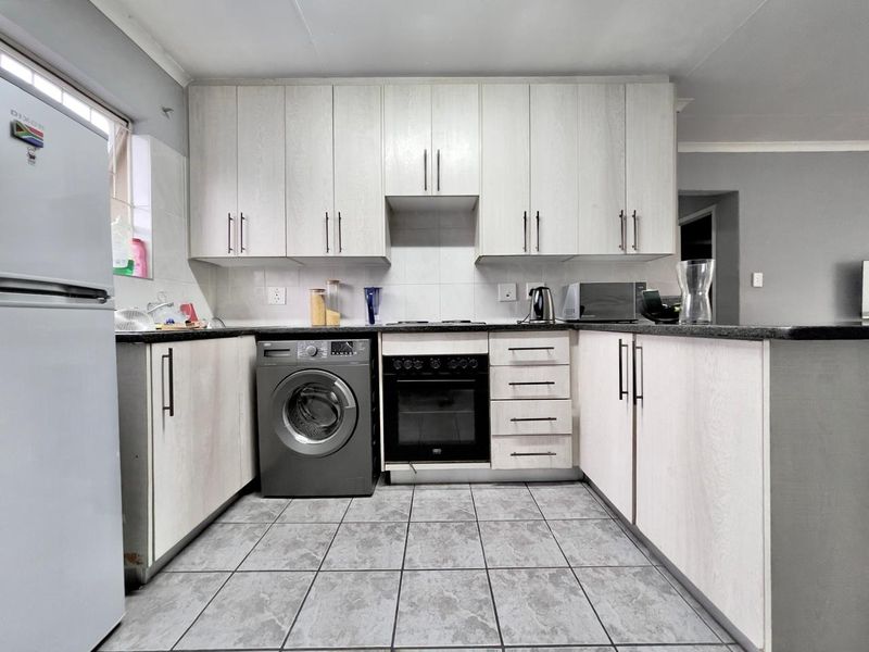2 Bedroom 1 Bathroom House for Sale  - Photo 1