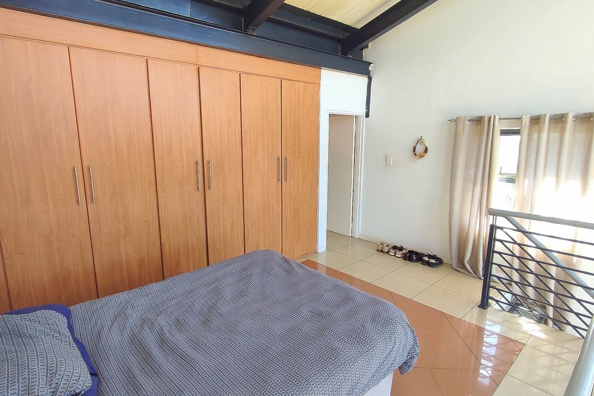 Modern Loft-Style Apartment with Stunning Views in Rooihuiskraal North - Photo 5