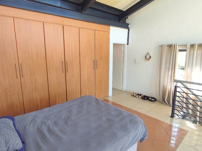 Modern Loft-Style Apartment with Stunning Views in Rooihuiskraal North - Photo 5