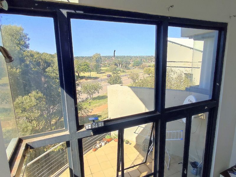 Modern Loft-Style Apartment with Stunning Views in Rooihuiskraal North - Photo 9