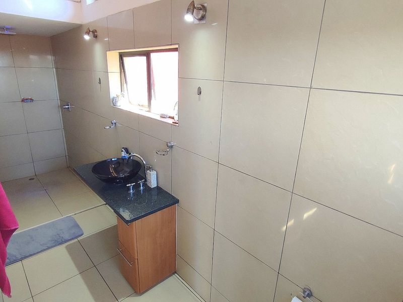 Modern Loft-Style Apartment with Stunning Views in Rooihuiskraal North - Photo 6