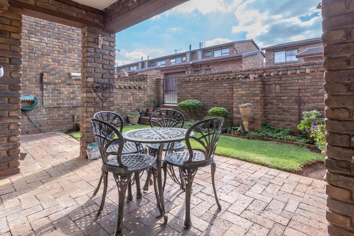 Charming Duplex Townhouse Close to Florida Junction! - Photo 2