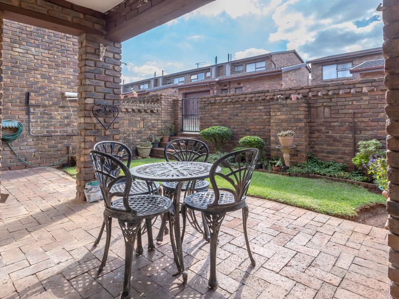 Charming Duplex Townhouse Close to Florida Junction! - Photo 2