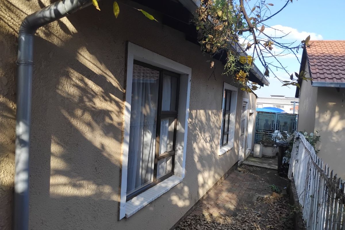 Spacious Property with Cottage on 991m2 Stand – Prime Location Next to Ackerman Pharmacy! - Photo 5