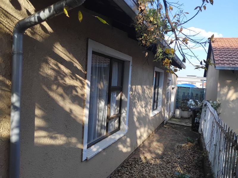 Spacious Property with Cottage on 991m2 Stand – Prime Location Next to Ackerman Pharmacy! - Photo 5