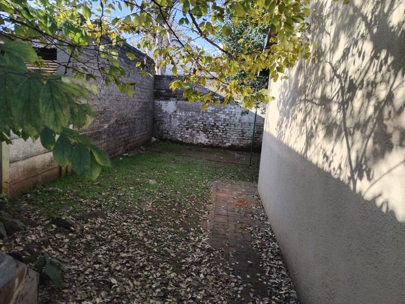 Spacious Property with Cottage on 991m2 Stand – Prime Location Next to Ackerman Pharmacy! - Photo 6