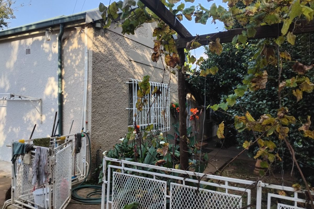 Spacious Property with Cottage on 991m2 Stand – Prime Location Next to Ackerman Pharmacy! - Photo 3