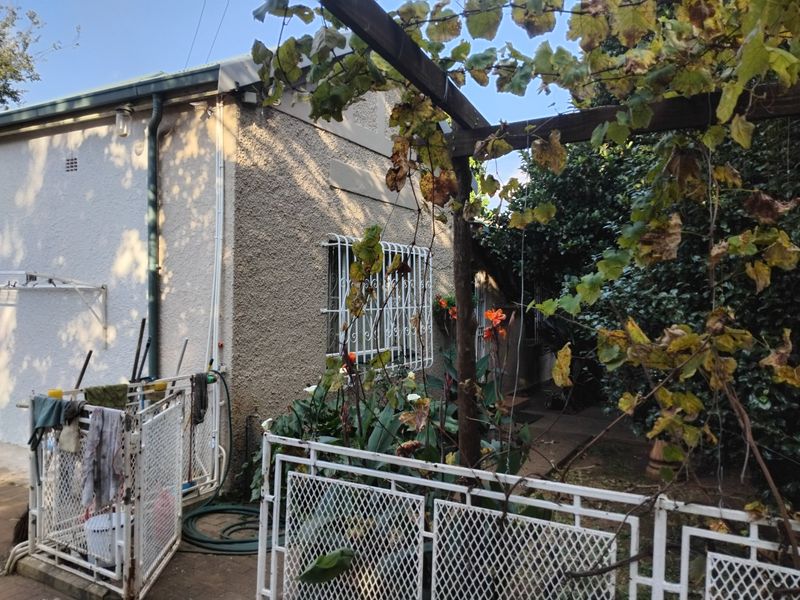 Spacious Property with Cottage on 991m2 Stand – Prime Location Next to Ackerman Pharmacy! - Photo 3