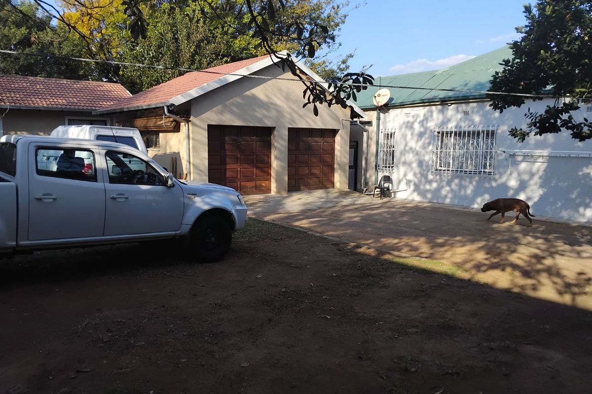 Spacious Property with Cottage on 991m2 Stand – Prime Location Next to Ackerman Pharmacy! - Photo 4