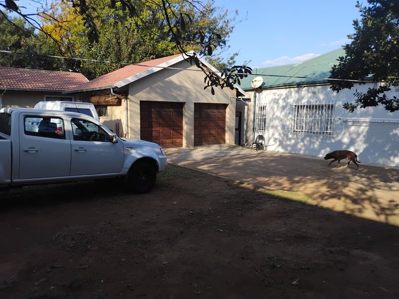 Spacious Property with Cottage on 991m2 Stand – Prime Location Next to Ackerman Pharmacy! - Photo 4