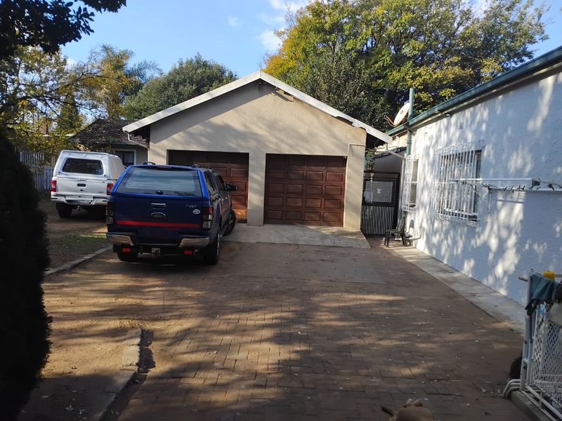 Spacious Property with Cottage on 991m2 Stand – Prime Location Next to Ackerman Pharmacy! - Photo 1