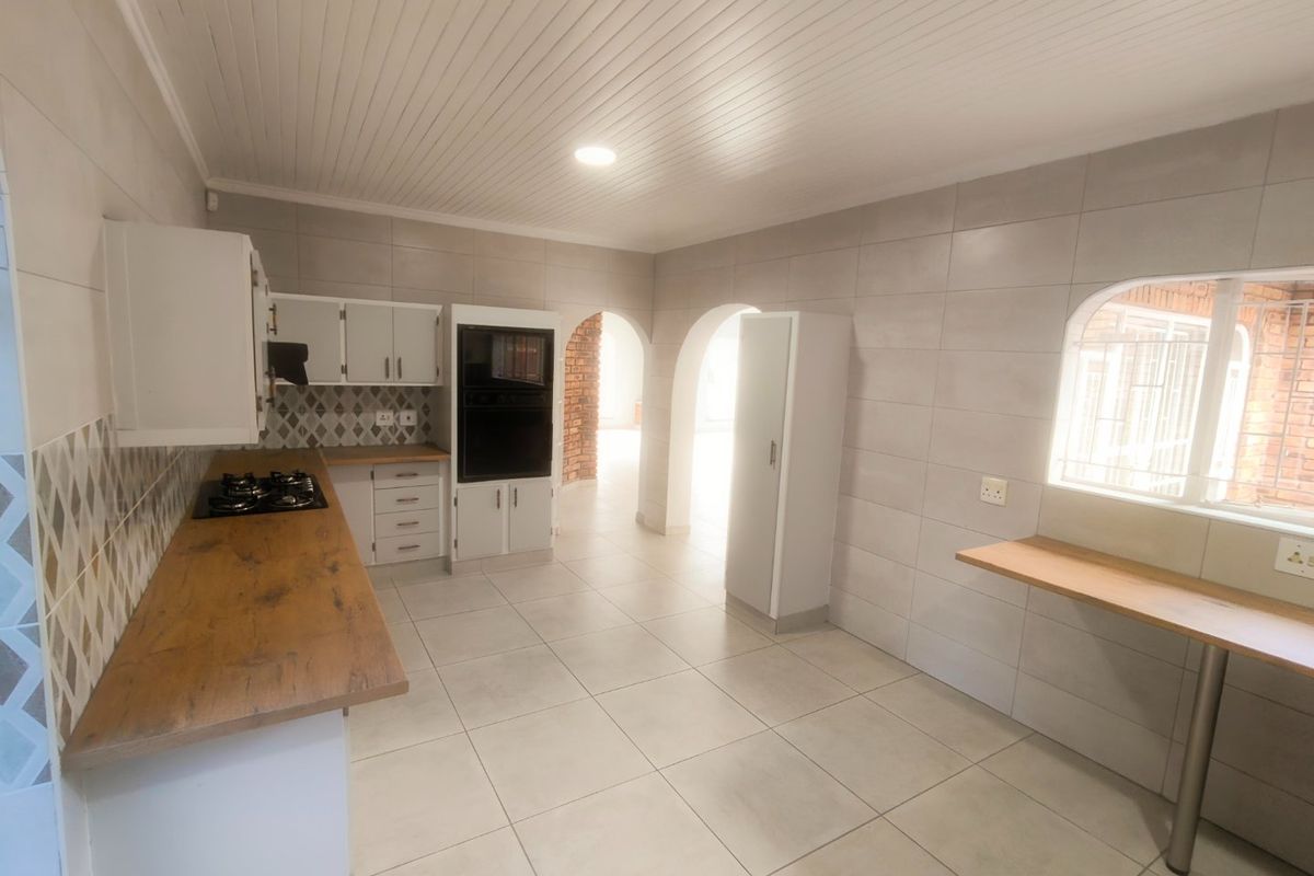 Stylishly Revamped 3-Bedroom Home with Flatlet in Prime Vaal Park - Photo 5