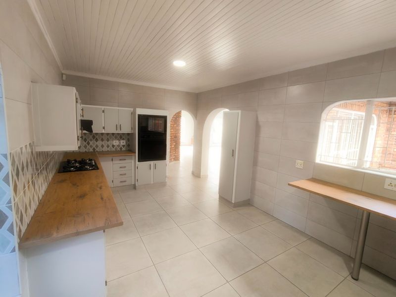 Stylishly Revamped 3-Bedroom Home with Flatlet in Prime Vaal Park - Photo 5