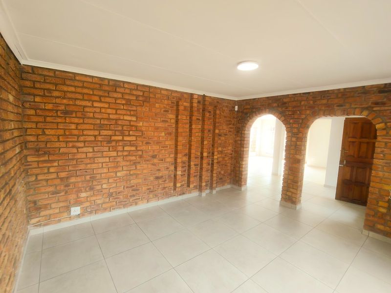 Stylishly Revamped 3-Bedroom Home with Flatlet in Prime Vaal Park - Photo 8