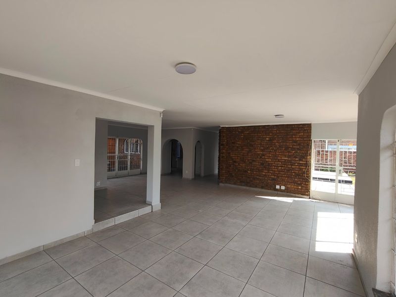 Stylishly Revamped 3-Bedroom Home with Flatlet in Prime Vaal Park - Photo 6