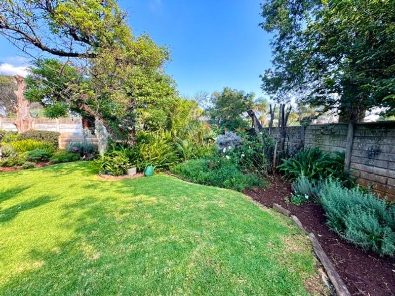 Big Family home in well-established area  - Photo 9