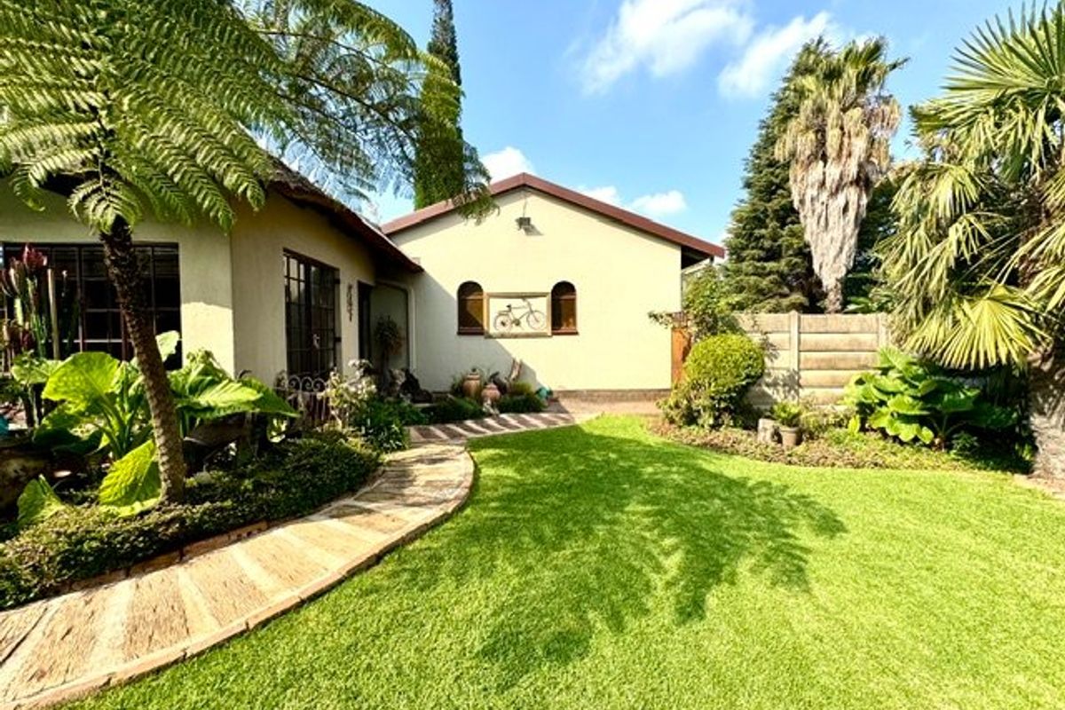 Big Family home in well-established area  - Photo 5