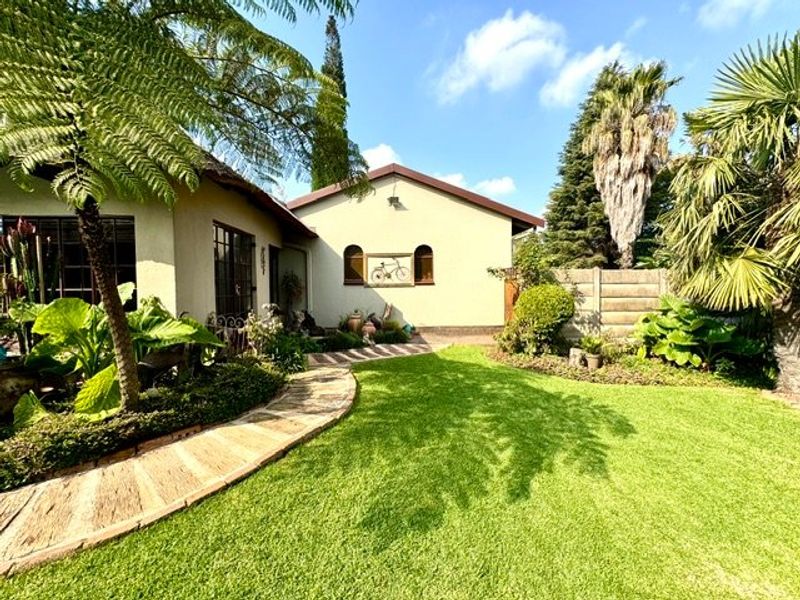 Big Family home in well-established area  - Photo 5