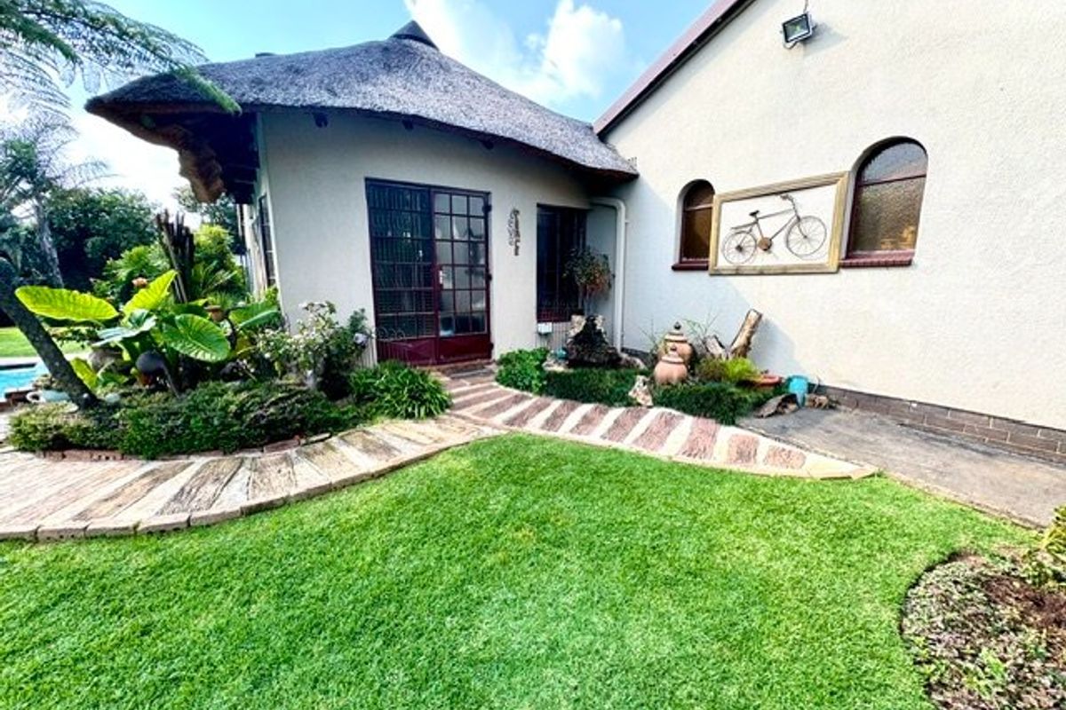 Big Family home in well-established area  - Photo 4