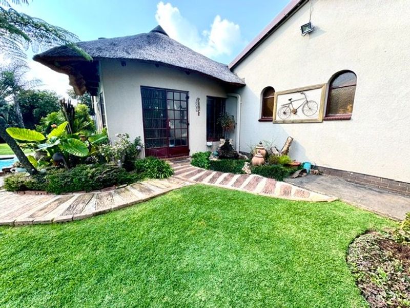 Big Family home in well-established area  - Photo 4