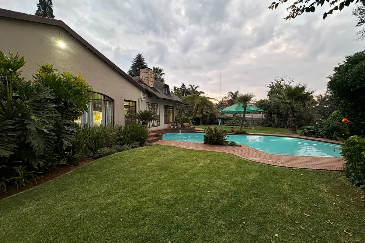 Big Family home in well-established area  - Photo 3