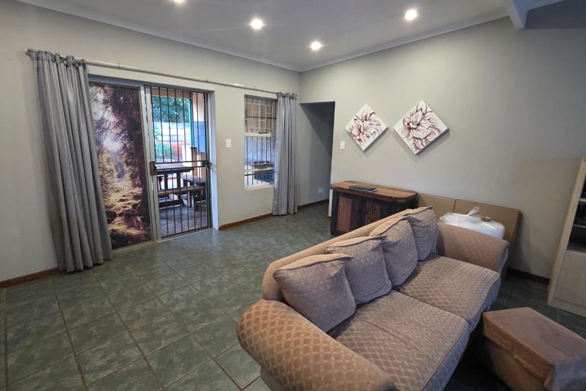 Spacious Luxury Living With Entertainment Appeal - Photo 2