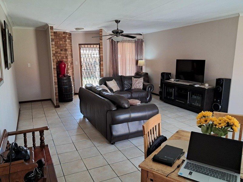 Comfortable Family Living In Montana Park - Photo 2