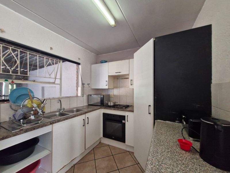 3 Bedroom 2 bathroom  Double Garage ,  Duplex Townhouse With Private Garden - Photo 3