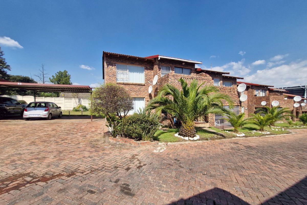 3 Bedroom 2 bathroom  Double Garage ,  Duplex Townhouse With Private Garden - Photo 2