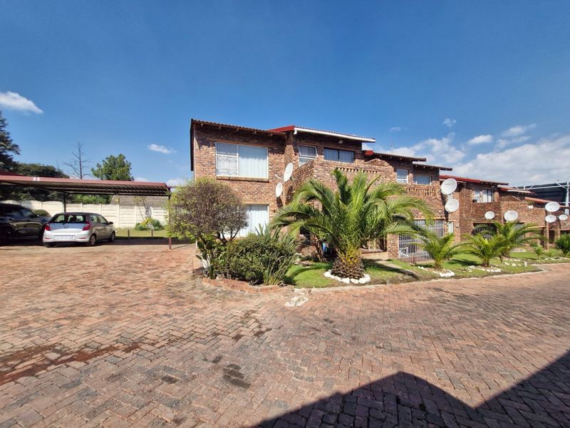 3 Bedroom 2 bathroom  Double Garage ,  Duplex Townhouse With Private Garden - Photo 2