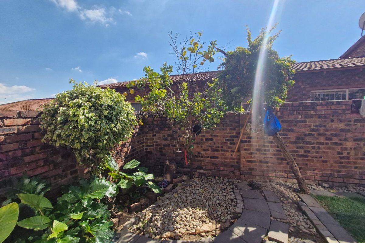3 Bedroom 2 bathroom  Double Garage ,  Duplex Townhouse With Private Garden - Photo 5
