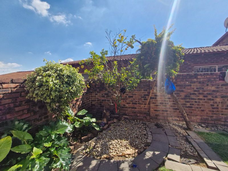3 Bedroom 2 bathroom  Double Garage ,  Duplex Townhouse With Private Garden - Photo 5