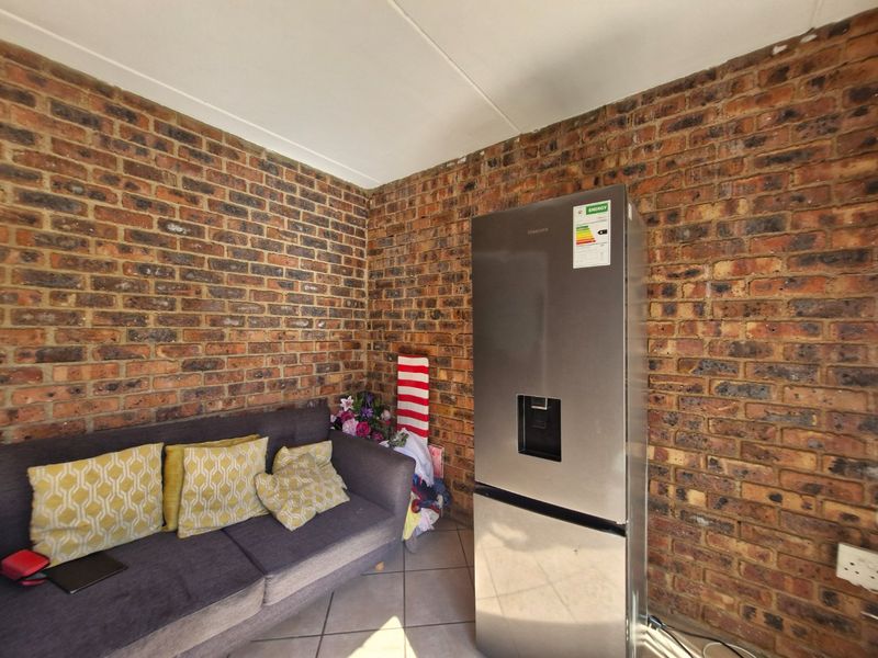 3 Bedroom 2 bathroom  Double Garage ,  Duplex Townhouse With Private Garden - Photo 10