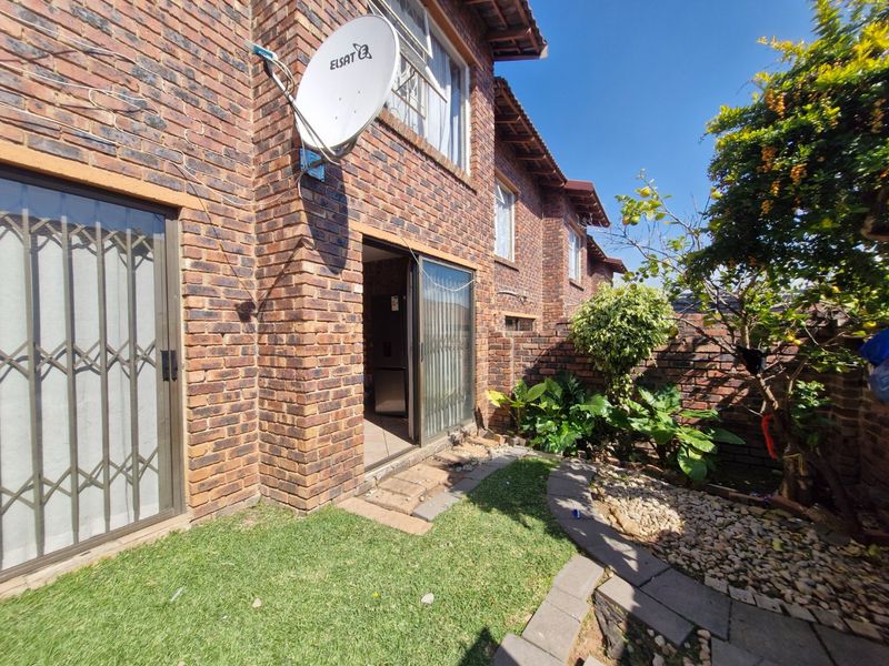 3 Bedroom 2 bathroom  Double Garage ,  Duplex Townhouse With Private Garden - Photo 9