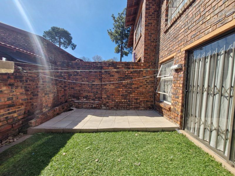 3 Bedroom 2 bathroom  Double Garage ,  Duplex Townhouse With Private Garden - Photo 8