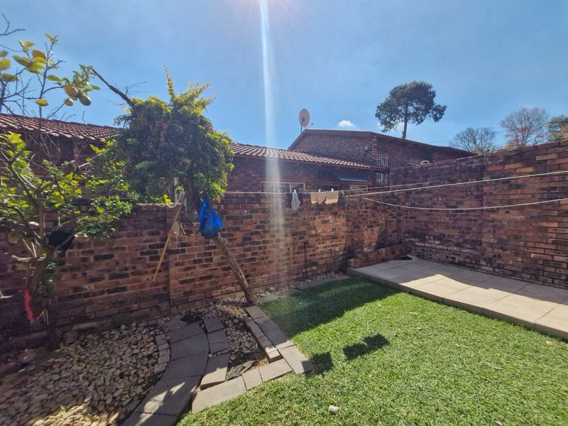 3 Bedroom 2 bathroom  Double Garage ,  Duplex Townhouse With Private Garden - Photo 6