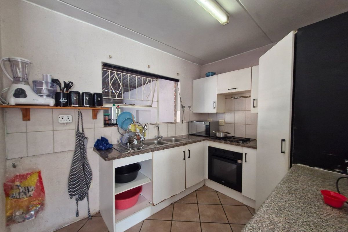 3 Bedroom 2 bathroom  Double Garage ,  Duplex Townhouse With Private Garden - Photo 4