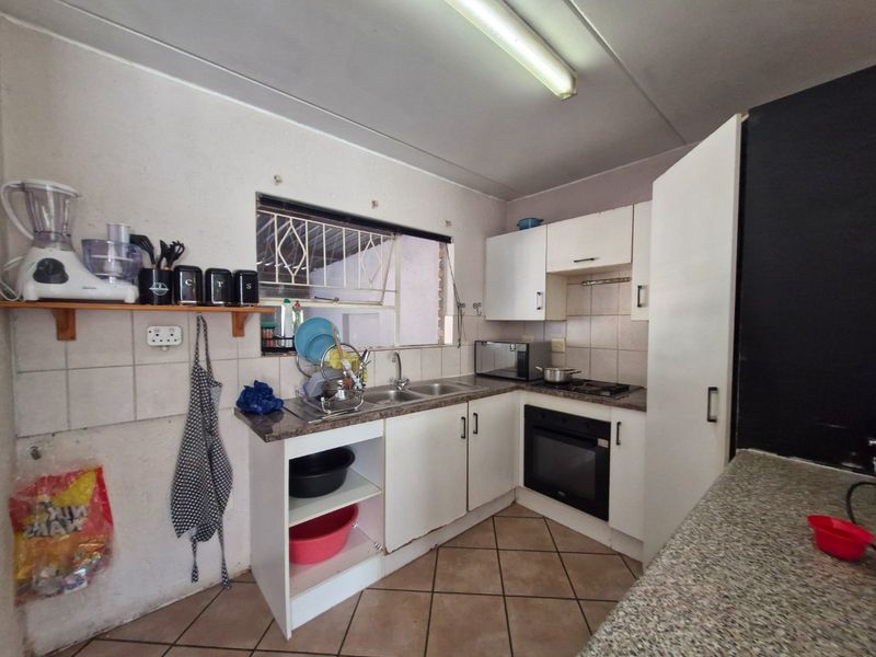 3 Bedroom 2 bathroom  Double Garage ,  Duplex Townhouse With Private Garden - Photo 4