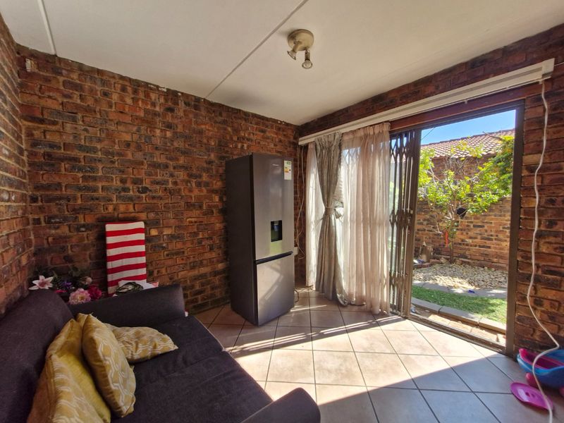 3 Bedroom 2 bathroom  Double Garage ,  Duplex Townhouse With Private Garden - Photo 1