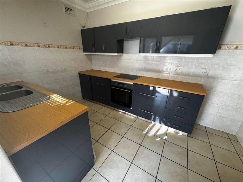 Stunning Entertainer Home in Padfield Park Pinetown - Photo 2