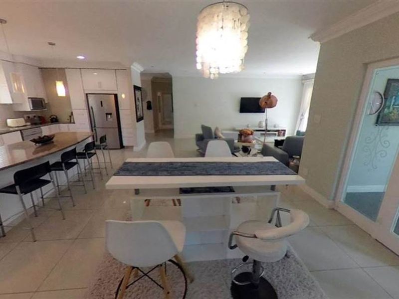 Stunning Entertainer Home in Padfield Park Pinetown - Photo 10