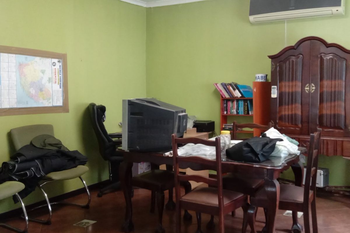 A living area featuring tiled flooring, coving, and a wall-mounted split-system air conditioning unit.