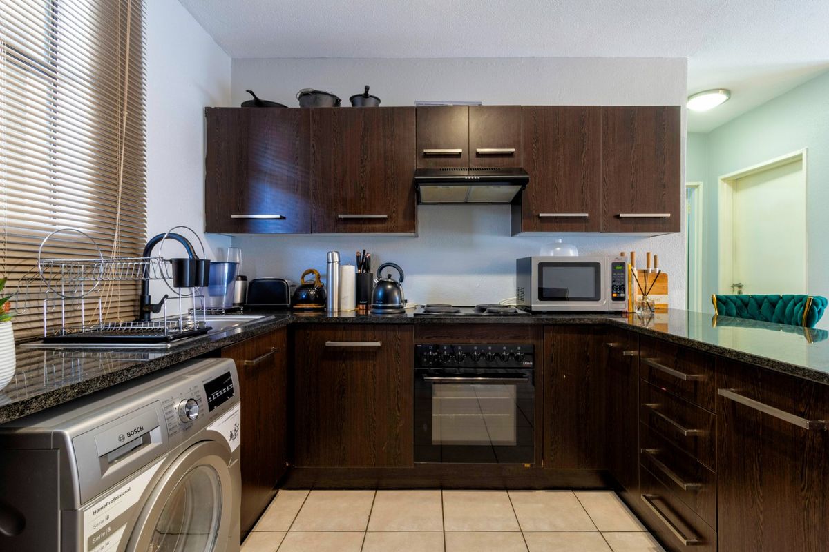 Spacious and Beautifully Maintained Unit, Centrally Located in a Secure Complex in Northgate. - Photo 5