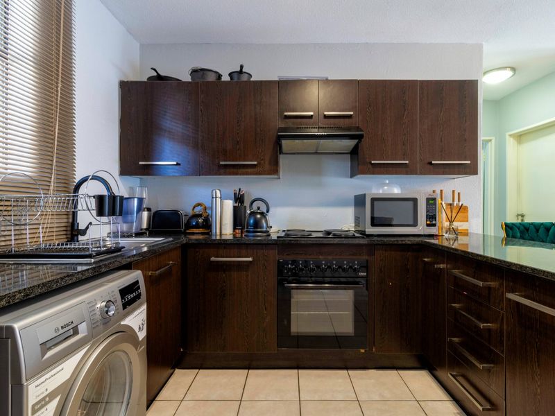 Spacious and Beautifully Maintained Unit, Centrally Located in a Secure Complex in Northgate. - Photo 5